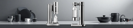 Saturatory Aarke Carbonator 3 i Carbonator Pro na blacie nowoczesnej kuchni jako alternatywa dla SodaStream