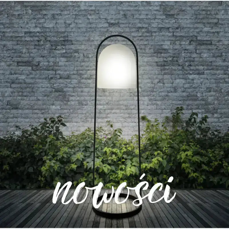Kolekcja nowości lampa ogrodowa evasolo na drewnianym podeście i napis nowości