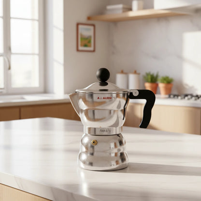 Alessi Ciśnieniowy zaparzacz do espresso Moka Alessi - widok w kuchni na blacie zdjęcie wariantu AAM33-3